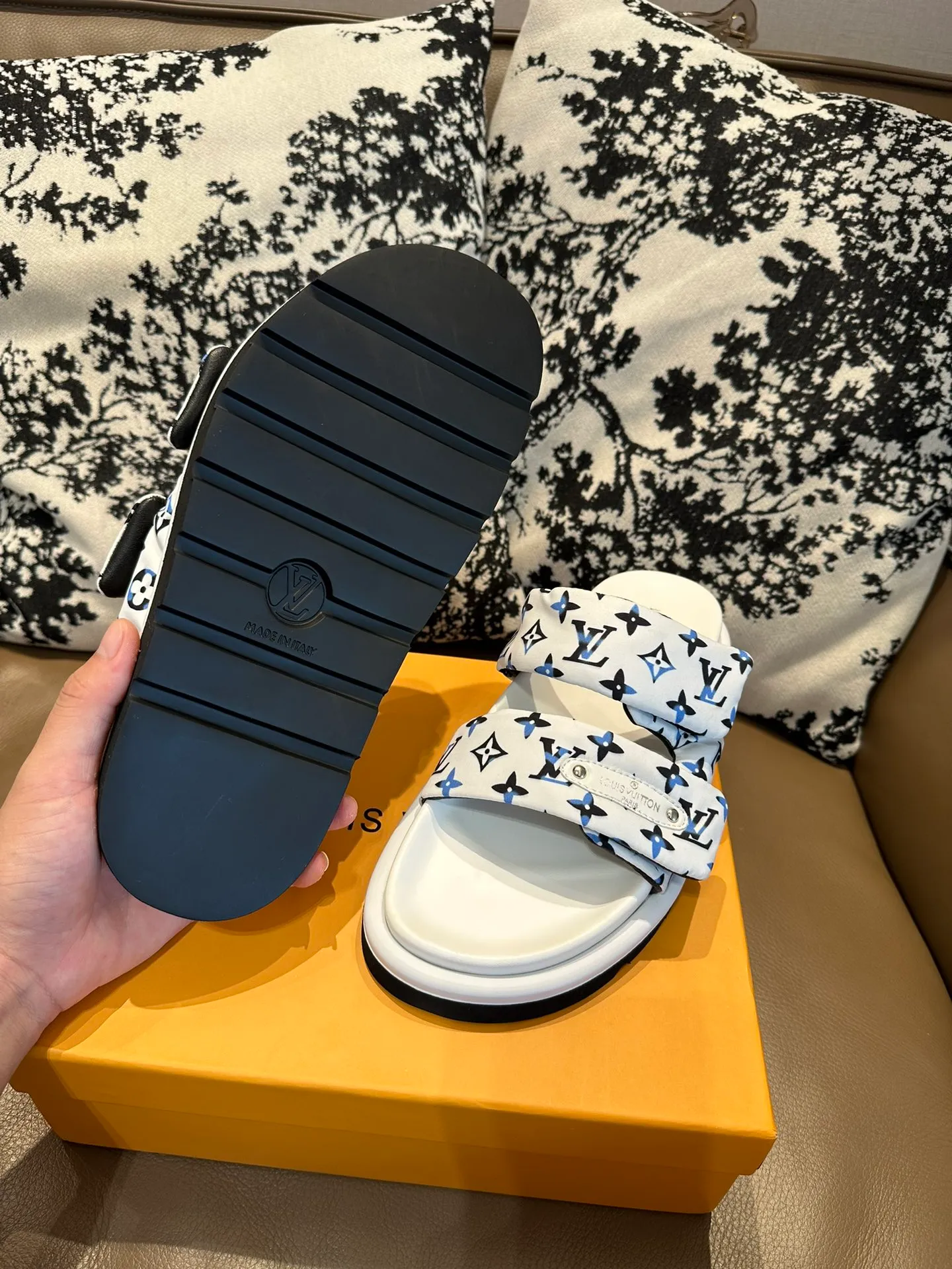 Men's shoes 💰360💰 LV. Slippers 🩴High silk fabric original PU water table rubber outsole, size 35-46